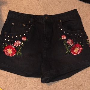 Embroidered Flower Shorts 🌸